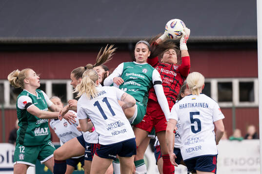 Alingsås Julia Elvbo och Rosengårds målvakt Eartha