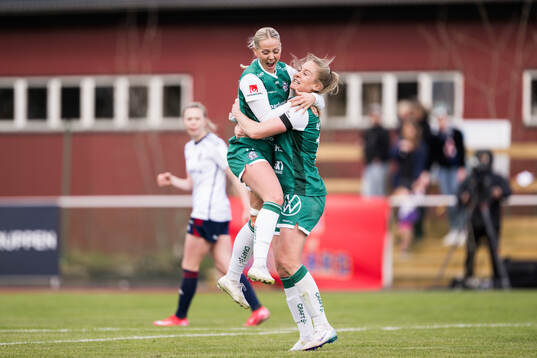 Alingsås Moa Öhman och Karin Lundin jublar