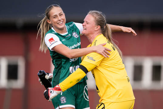 Alingsås Isabella Svanström och målvakt Alexandra Blom
