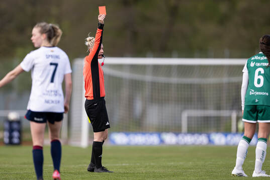 Domare Isabelle Svensson visar Alingsås Johanna Barth