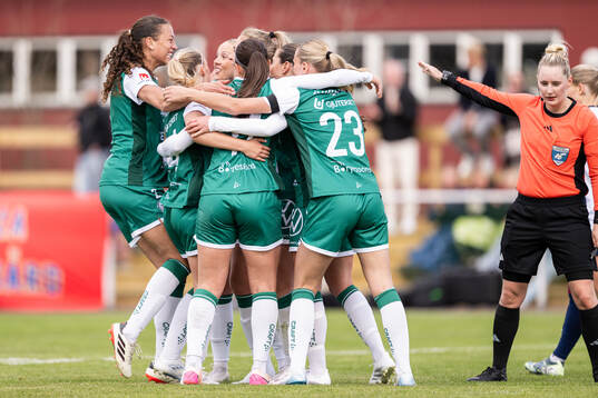 Alingsås spelare jublar efter 1-0