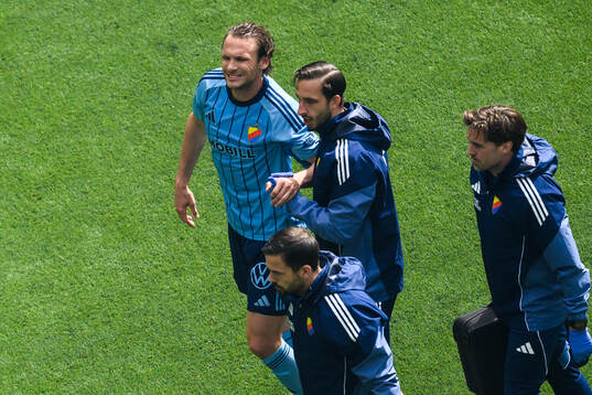 Djurgårdens Albin Ekdal lämnar planen med skada