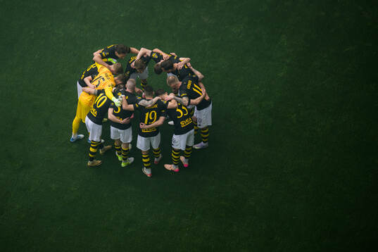 s spelare samlade i en ring