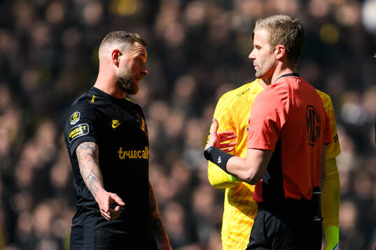 AIKs John Guidetti och Domare Glenn Nyberg