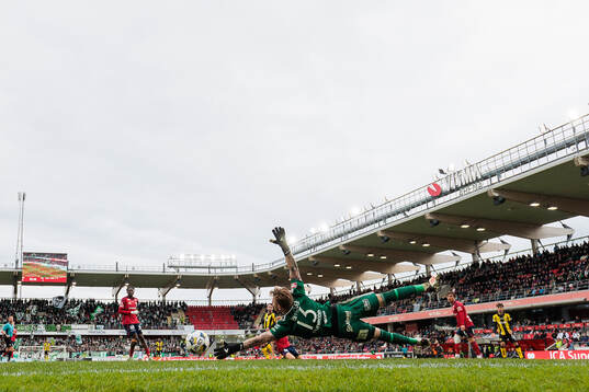 Hammarbys Nahir Besara (ej i bild) gör mål 0-2 bakom Östers målvakt Robin Wallinder
