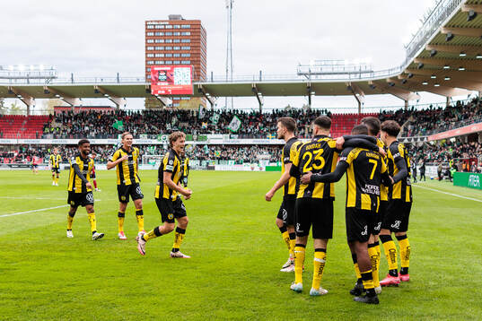 Hammarbys spelare jublar efter mål 0-2