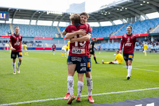 Örgrytes Isak Dahlqvist jublar ihop med Daniel Paulson efter 4-2