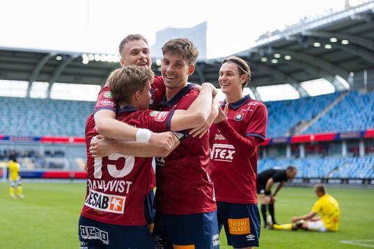 Örgrytes Isak Dahlqvist jublar ihop med Christoffer Styffe, Daniel Paulson och Noah Christoffersson efter 4-2
