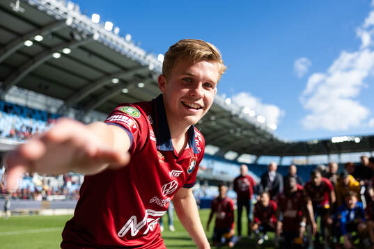 Örgrytes Isak Dahlqvist jublar med lagkamrater framför klacken