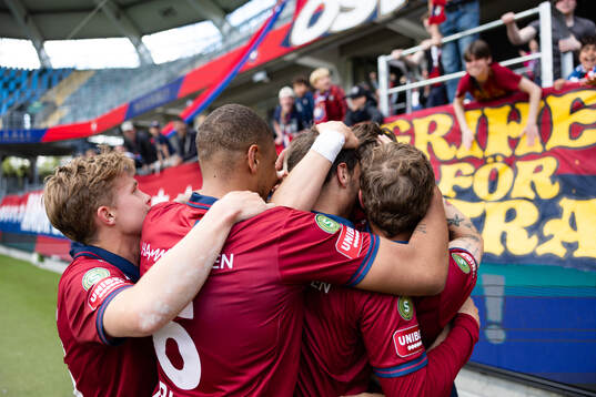 Örgrytes Daniel Paulson jublar med lagkamrater efter 3-2