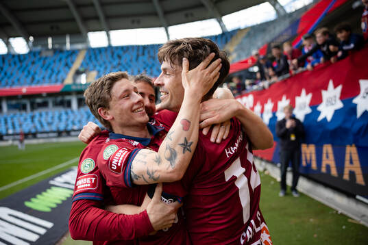 Örgrytes Daniel Paulson jublar ihop med Anton Andreasson