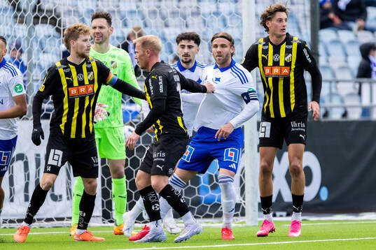 Häckens Simon Gustafson, Mikkel Rygaard Jensen och Silas Andersen mot IFK Norrköpings Christoffer Nyman
