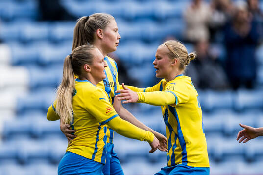 Eskilsminnes Alma Bertilsson, Johanna Olsson och Veronika Henriksson jublar efter 0-1