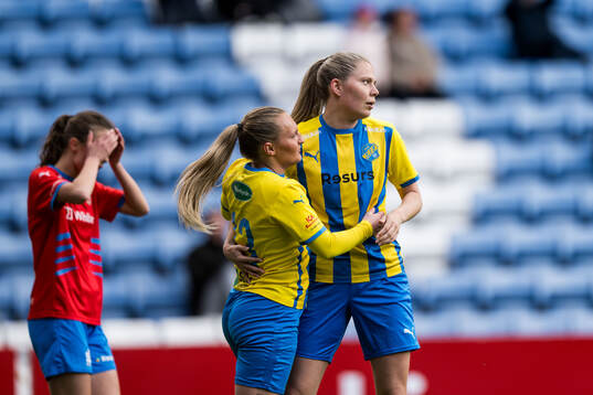 Eskilsminnes Alma Bertilsson och Johanna Olsson jublar efter 0-1