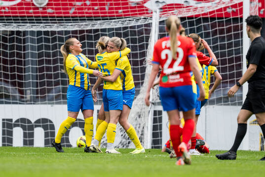 Eskilsminnes Alma Bertilsson, Johanna Lindblom och Johanna Olsson jublar efter 0-2