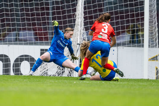 Eskilsminnes Johanna Olsson och Helsingborgs målvakt Hannah Tegestål och Maja Nilsson