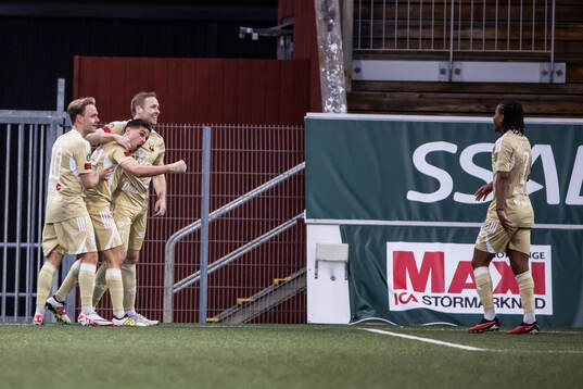 Östersunds James Joseph Kirby jublar efter 0-2