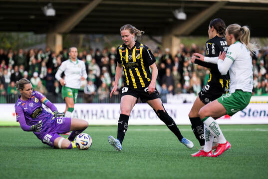 Häckens målvakt Jennifer Falk, Emma Östlund och Tabby Tindell i kamp med Hammarbys Anna Jøsendal