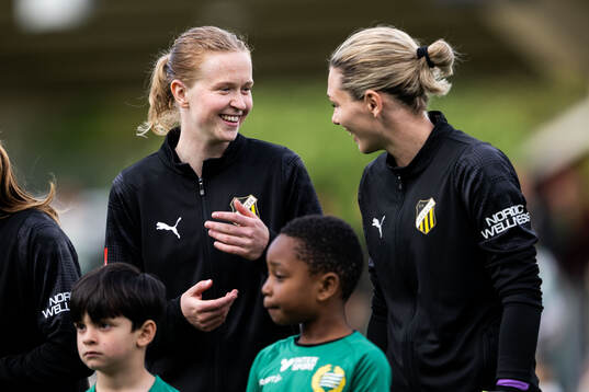 Häckens Emma Östlund och målvakt Jennifer Falk