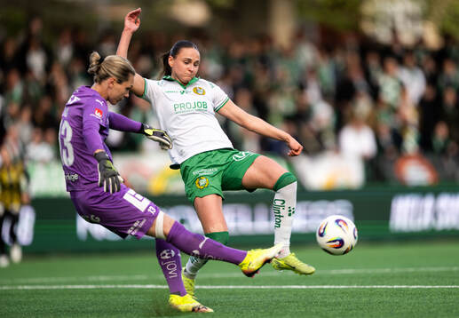 Häckens målvakt Jennifer Falk och Hammarbys Vilde Hasund