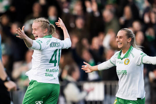 Hammarbys Julie Blakstad och Ellen Wangerheim jublar efter 1-0