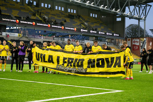 Elfsborgs spelare med banderoll ”Vila i frid Nova”