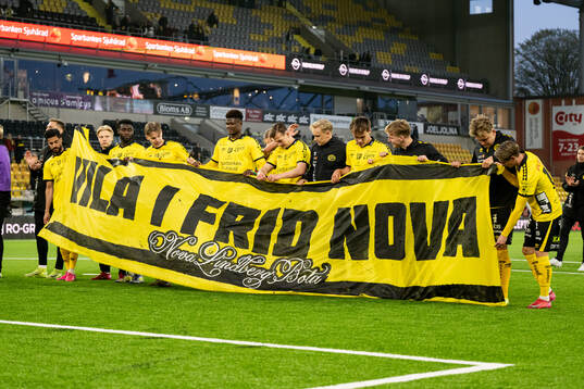 Elfsborgs spelare med banderoll ”Vila i frid Nova”
