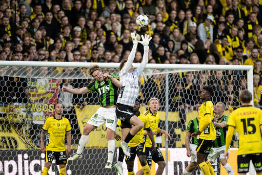 GAISs Robin Frej och Elfsborgs målvakt Simon Eriksson