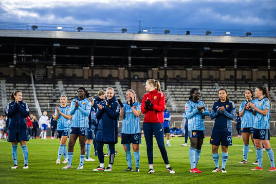 Djurgårdens spelare tackar publiken