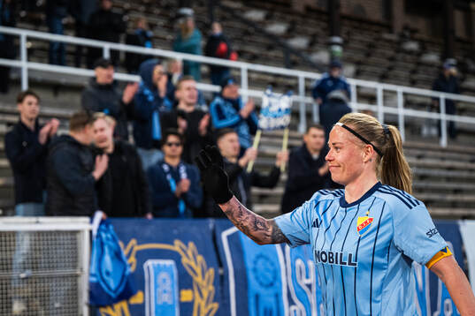 Djurgårdens Therese Åsland tackar publiken