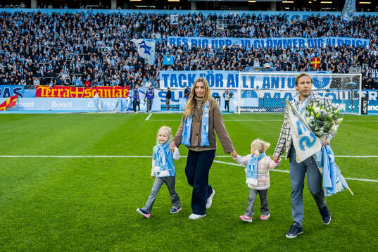 Malmö FFs tidigare spelare Anton Tinnerholm hyllas