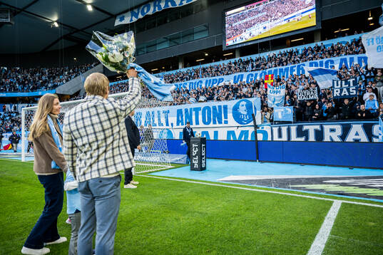 Malmö FFs tidigare spelare Anton Tinnerholm hyllas