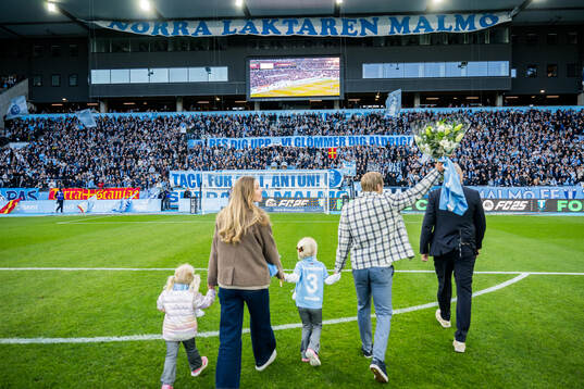 Malmö FFs tidigare spelare Anton Tinnerholm hyllas