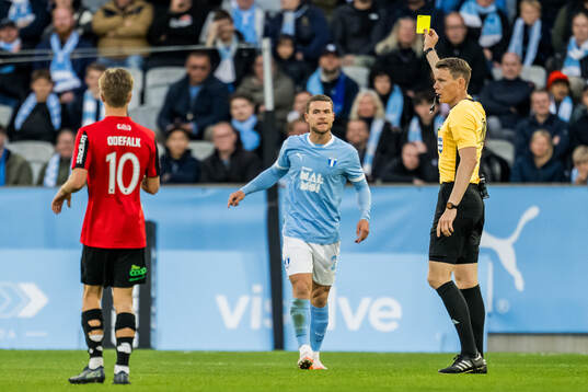 Malmö FFs Gabriel Busanello blir varnad av Domare Oscar Johnson