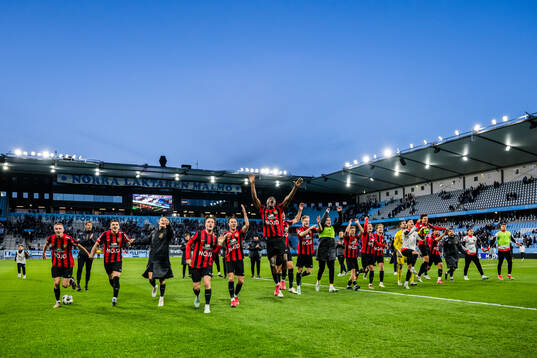 Brommapojkarnas Ezekiel Alladoh jublar med lagkamrater