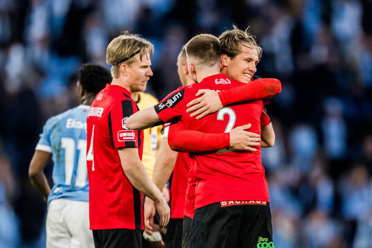 Brommapojkarnas Hlynur Freyr Karlsson och Wilmer Odefalk jublar