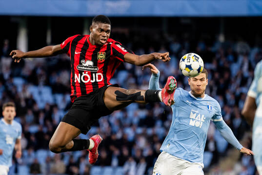 Brommapojkarnas Ezekiel Alladoh och Malmö FFs Gabriel Busanello