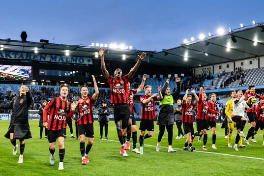 Brommapojkarnas spelare med Ezekiel Alladoh (m) jublar