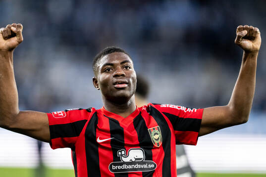 Brommapojkarnas Ezekiel Alladoh jublar