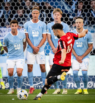 Brommapojkarnas Daleho Irandust slår en frispark mot Even Hovland och Malmö FFs Lasse Berg Johnsen, Erik Botheim, Nils Zätterström och Colin Rösler