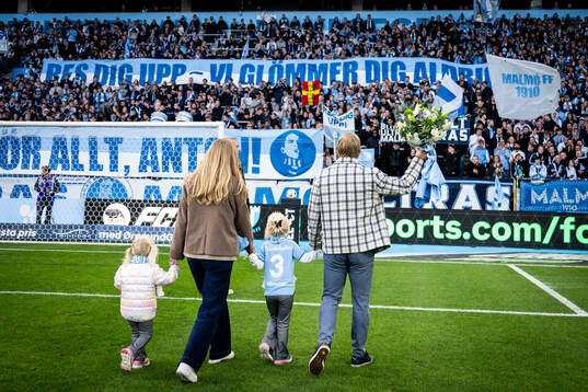 Malmö FFs Anton Tinnerholm tackas av