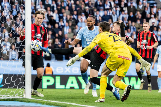 Malmö FFs Isaac Kiese Thelin mot Brommapojkarnas Hlynur Freyr Karlsson och målvakt Davor Blazevic