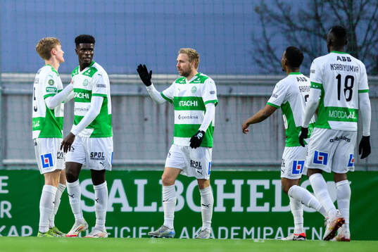 Västerås Aaron Le Forestier Banind Bibout jublar med Karl Gunnarsson och Jonathan Ring efter 2-2