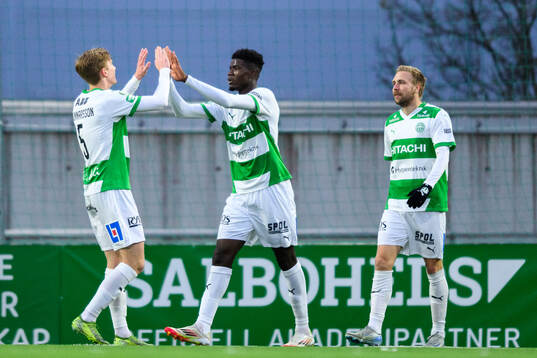 Västerås Aaron Le Forestier Banind Bibout jublar med Karl Gunnarsson och Jonathan Ring efter 2-2