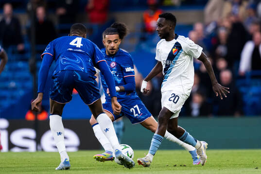 Malo Gusto of Chelsea and Tokmac Nguen of Djurgården