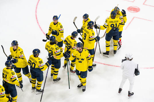 Leo Carlsson and goaltender Jacob Markström of Sweden