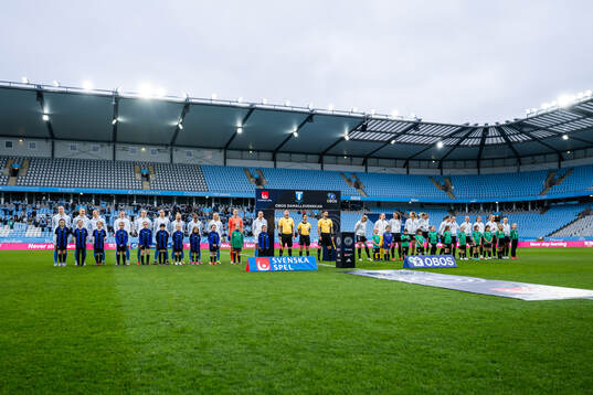 Malmö FFs och Alingsås spelare vid line-up