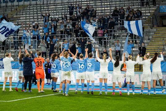 Malmö FFs spelare jublar med supportrarna