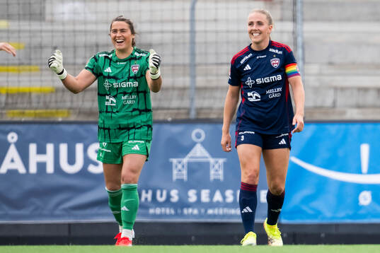 Rosengårds målvakt Eartha Cumings och Gudrun Arnardottir