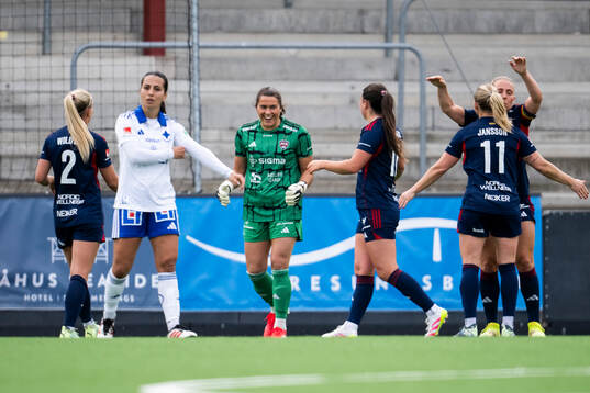 Rosengårds målvakt Eartha Cumings jublar